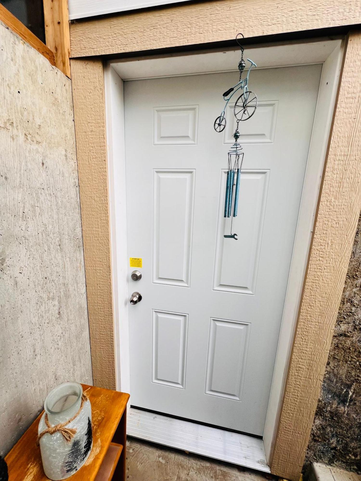 A Classic Homely Basement Suite! Chestermere Exterior photo