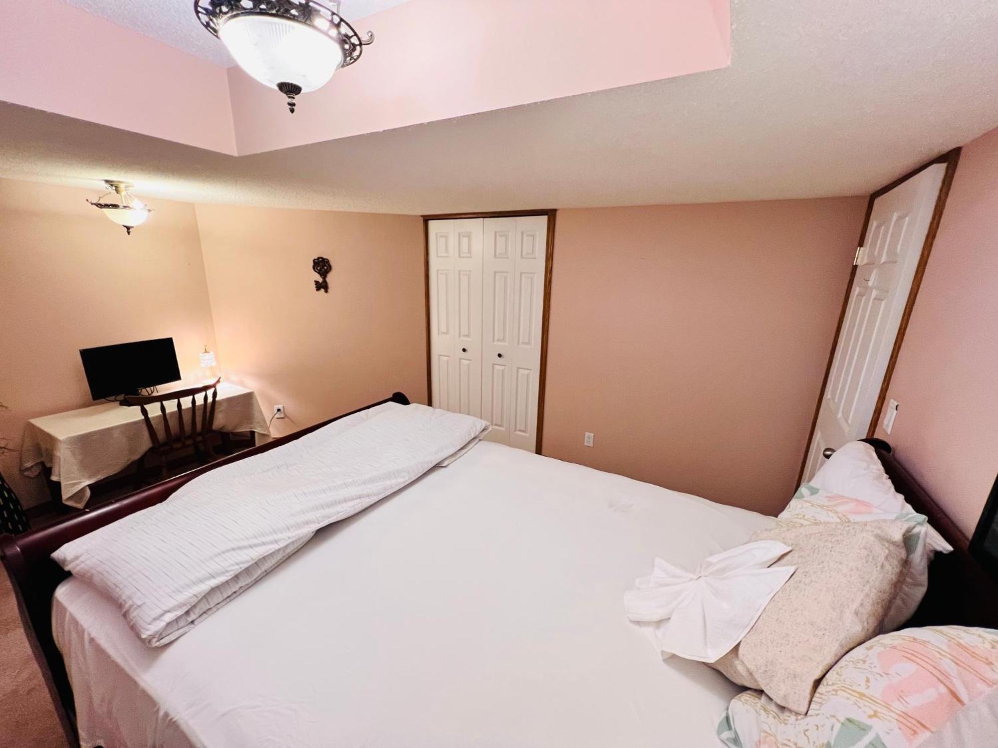 A Classic Homely Basement Suite! Chestermere Exterior photo