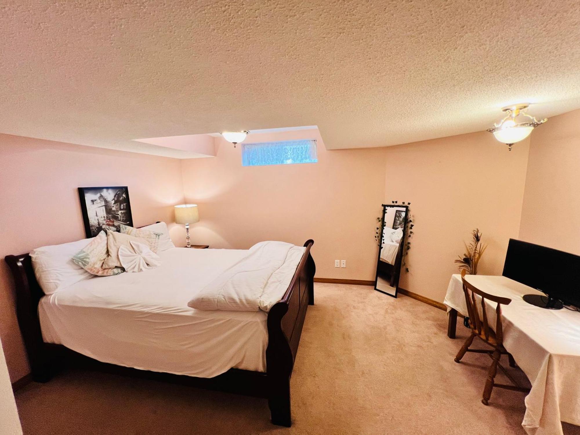 A Classic Homely Basement Suite! Chestermere Exterior photo