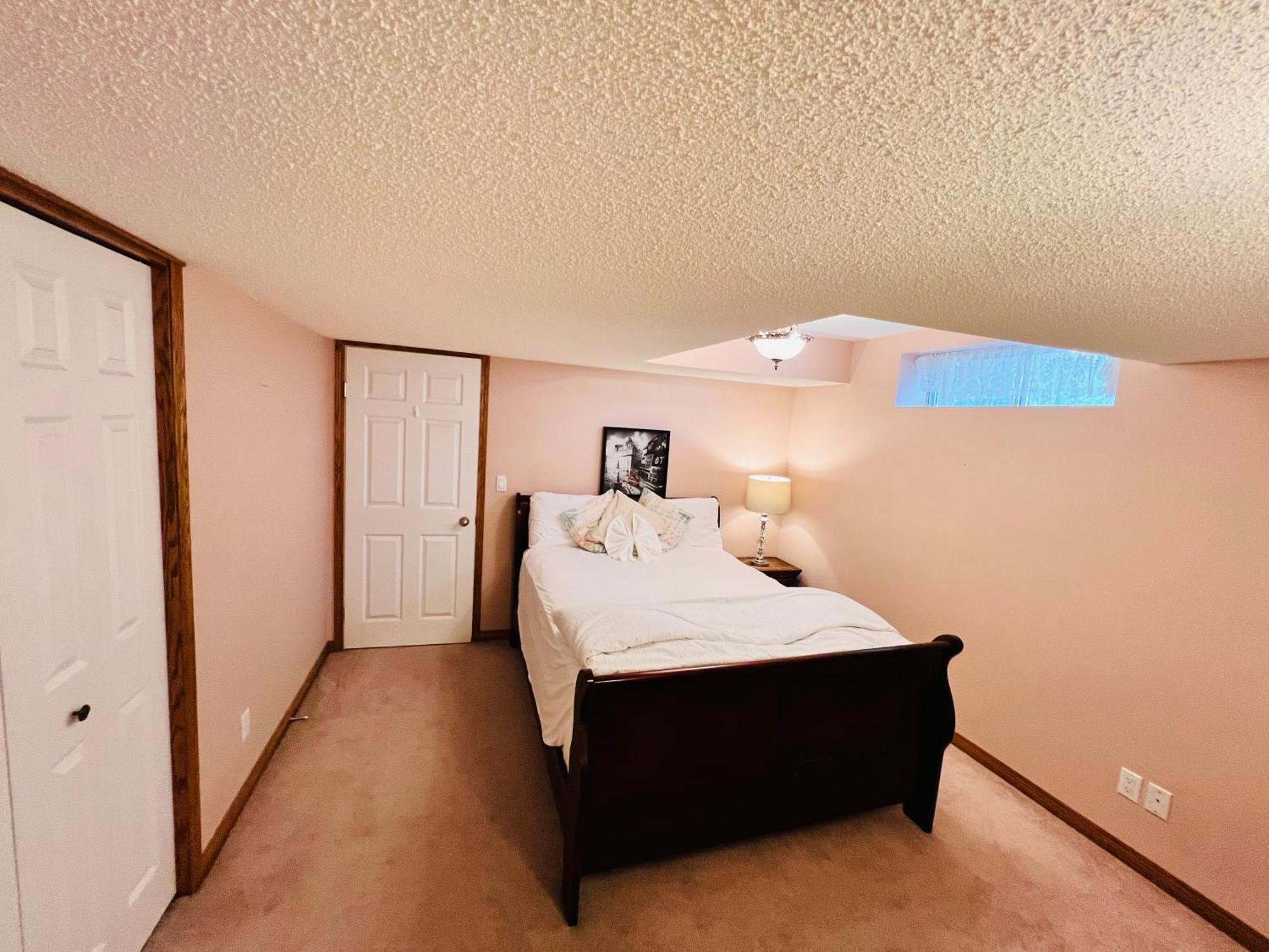 A Classic Homely Basement Suite! Chestermere Exterior photo